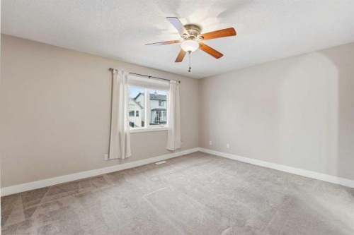 32 Evanscove Heights Nw, Calgary, AB - Indoor Photo Showing Other Room