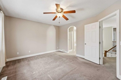 32 Evanscove Heights Nw, Calgary, AB - Indoor Photo Showing Other Room