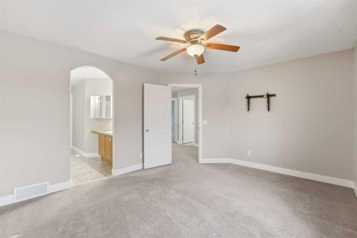 32 Evanscove Heights Nw, Calgary, AB - Indoor Photo Showing Other Room