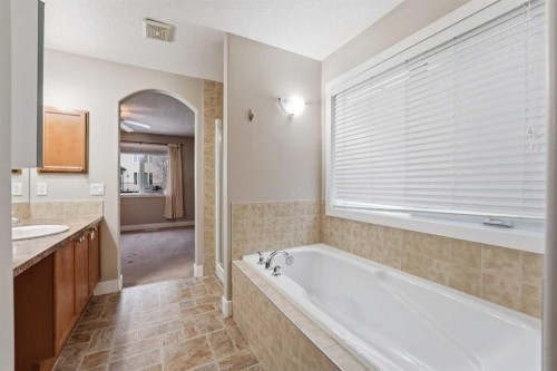 32 Evanscove Heights Nw, Calgary, AB - Indoor Photo Showing Bathroom