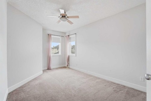 32 Evanscove Heights Nw, Calgary, AB - Indoor Photo Showing Other Room