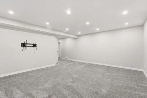 32 Evanscove Heights Nw, Calgary, AB - Indoor Photo Showing Other Room