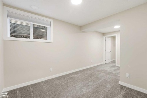 32 Evanscove Heights Nw, Calgary, AB - Indoor Photo Showing Other Room