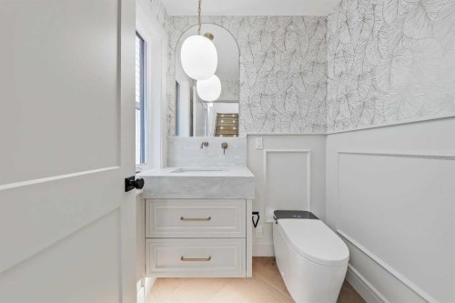 1739 48 Avenue Sw, Calgary, AB - Indoor Photo Showing Bathroom