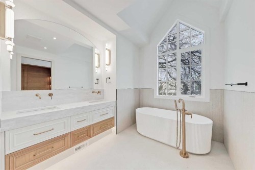 1739 48 Avenue Sw, Calgary, AB - Indoor Photo Showing Bathroom