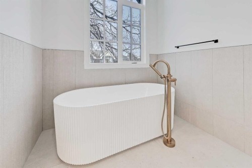 1739 48 Avenue Sw, Calgary, AB - Indoor Photo Showing Bathroom