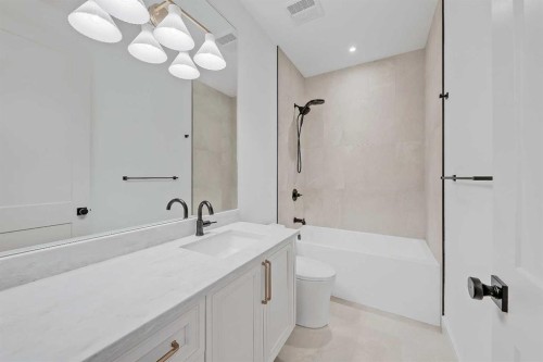 1739 48 Avenue Sw, Calgary, AB - Indoor Photo Showing Bathroom