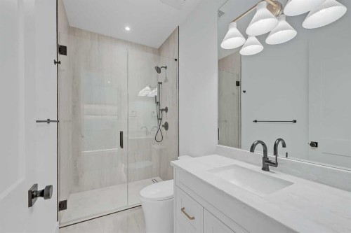 1739 48 Avenue Sw, Calgary, AB - Indoor Photo Showing Bathroom