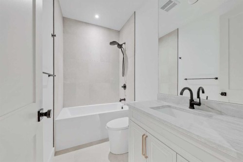 1739 48 Avenue Sw, Calgary, AB - Indoor Photo Showing Bathroom