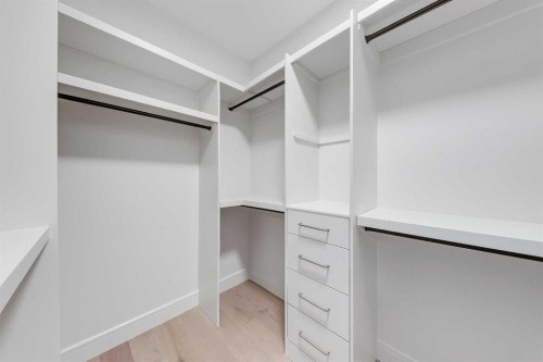 1739 48 Avenue Sw, Calgary, AB - Indoor With Storage
