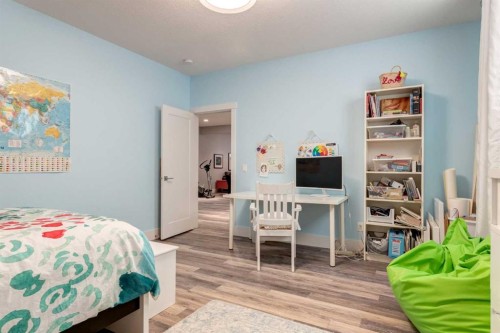 95 Sierra Morena Manor Sw, Calgary, AB - Indoor Photo Showing Bedroom