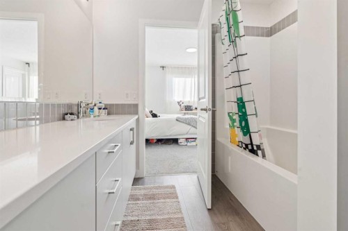 101 Lavender Manor Se, Calgary, AB - Indoor Photo Showing Bathroom