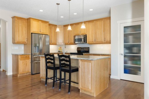 5550 Henwood Street Sw, Calgary, AB - Indoor Photo Showing Kitchen