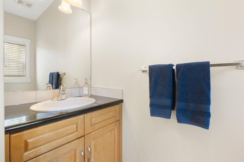 5550 Henwood Street Sw, Calgary, AB - Indoor Photo Showing Bathroom