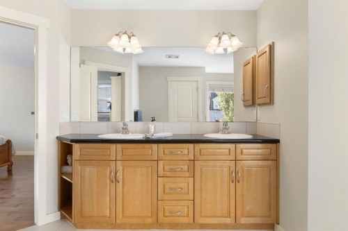 5550 Henwood Street Sw, Calgary, AB - Indoor Photo Showing Bathroom
