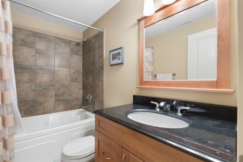 5550 Henwood Street Sw, Calgary, AB - Indoor Photo Showing Bathroom