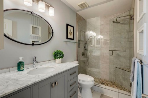 19 Sunlake Gardens Se, Calgary, AB - Indoor Photo Showing Bathroom