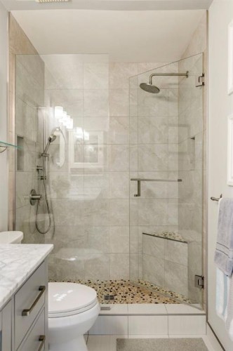 19 Sunlake Gardens Se, Calgary, AB - Indoor Photo Showing Bathroom