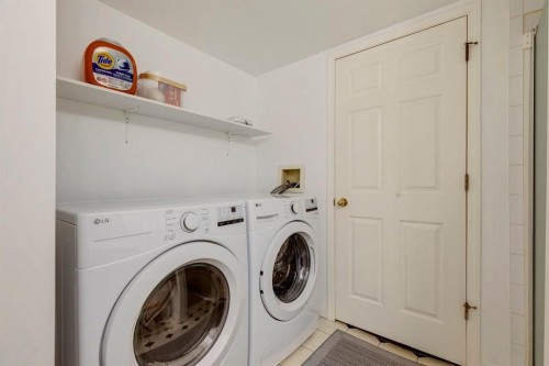 19 Sunlake Gardens Se, Calgary, AB - Indoor Photo Showing Laundry Room