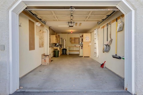19 Sunlake Gardens Se, Calgary, AB - Indoor Photo Showing Garage