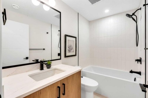 1130A Regent Crescent Ne, Calgary, AB - Indoor Photo Showing Bathroom