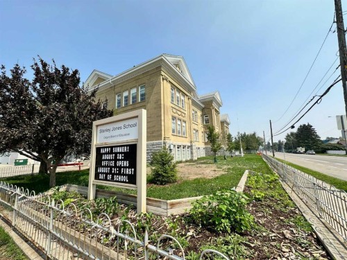 1130A Regent Crescent Ne, Calgary, AB - Outdoor