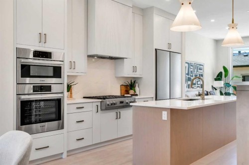 1130A Regent Crescent Ne, Calgary, AB - Indoor Photo Showing Kitchen With Upgraded Kitchen