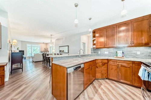 7204-14 Hemlock Crescent Sw, Calgary, AB - Indoor Photo Showing Kitchen