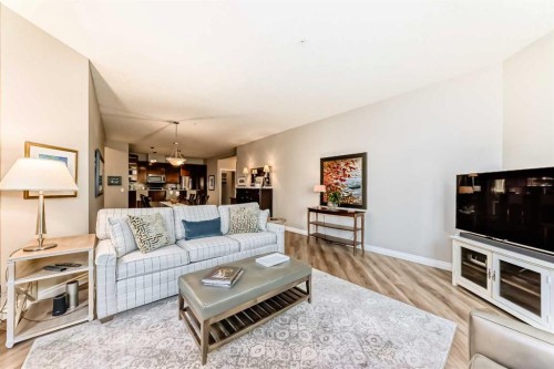 7204-14 Hemlock Crescent Sw, Calgary, AB - Indoor Photo Showing Living Room