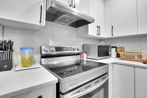 14 Belvedere Common Se, Calgary, AB - Indoor Photo Showing Kitchen