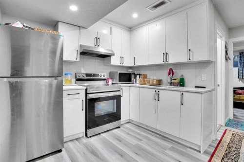 14 Belvedere Common Se, Calgary, AB - Indoor Photo Showing Kitchen