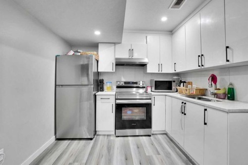 14 Belvedere Common Se, Calgary, AB - Indoor Photo Showing Kitchen With Double Sink