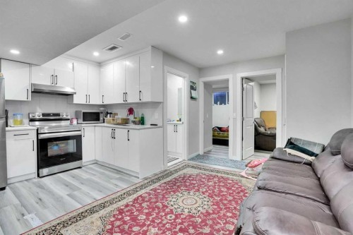 14 Belvedere Common Se, Calgary, AB - Indoor Photo Showing Kitchen