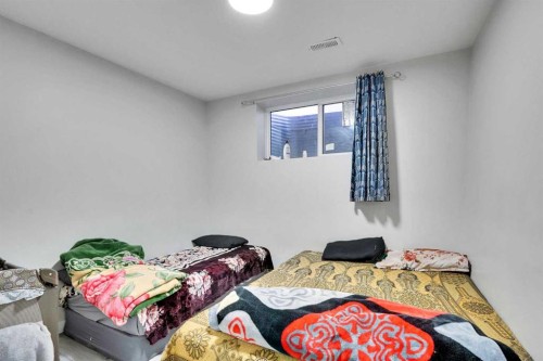 14 Belvedere Common Se, Calgary, AB - Indoor Photo Showing Bedroom