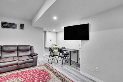 14 Belvedere Common Se, Calgary, AB - Indoor Photo Showing Living Room