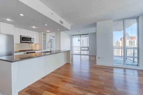 2404-1118 12 Avenue Sw, Calgary, AB - Indoor Photo Showing Kitchen With Upgraded Kitchen