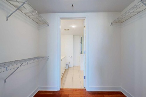 2404-1118 12 Avenue Sw, Calgary, AB - Indoor With Storage