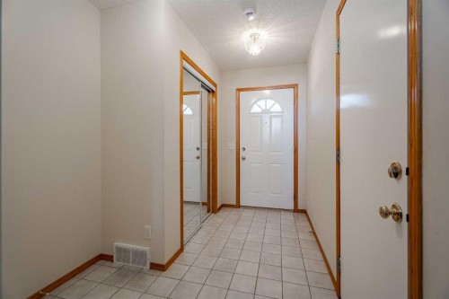203 Anderson Grove Sw, Calgary, AB - Indoor Photo Showing Other Room