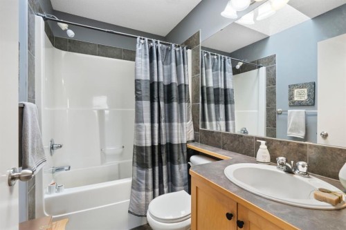 176 Prestwick Heights Se, Calgary, AB - Indoor Photo Showing Bathroom