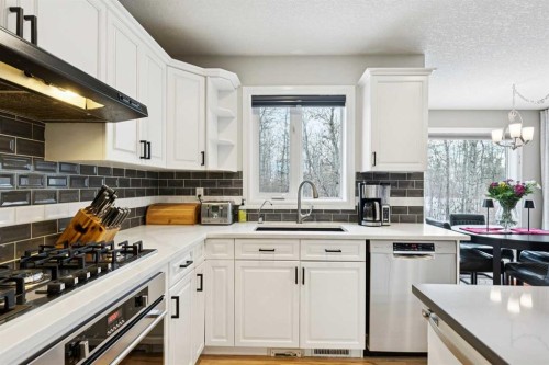 810 Wentworth Place Sw, Calgary, AB - Indoor Photo Showing Kitchen