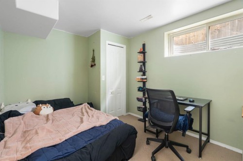 284 Copperfield Heights Se, Calgary, AB - Indoor Photo Showing Bedroom
