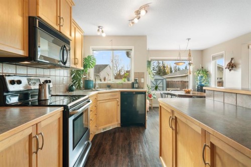 284 Copperfield Heights Se, Calgary, AB - Indoor Photo Showing Kitchen