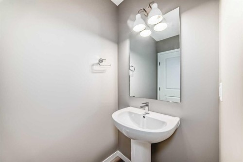 155 Sawgrass Gate Nw, Airdrie, AB - Indoor Photo Showing Bathroom