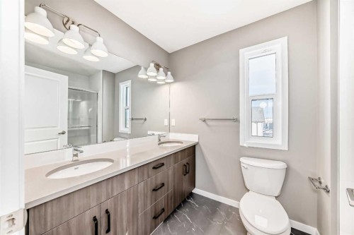 155 Sawgrass Gate Nw, Airdrie, AB - Indoor Photo Showing Bathroom