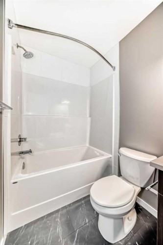 155 Sawgrass Gate Nw, Airdrie, AB - Indoor Photo Showing Bathroom