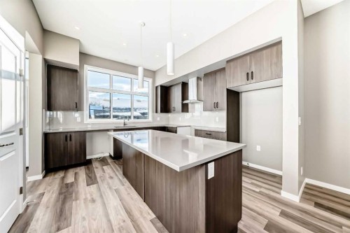 155 Sawgrass Gate Nw, Airdrie, AB - Indoor Photo Showing Kitchen With Upgraded Kitchen