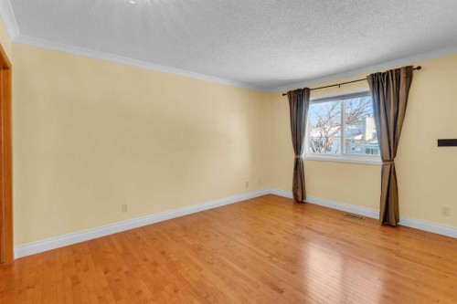 12 Vandoos Villas Nw, Calgary, AB - Indoor Photo Showing Other Room