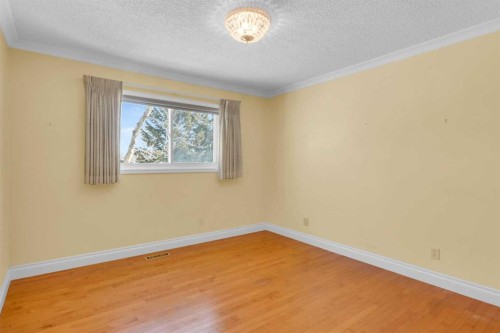 12 Vandoos Villas Nw, Calgary, AB - Indoor Photo Showing Other Room