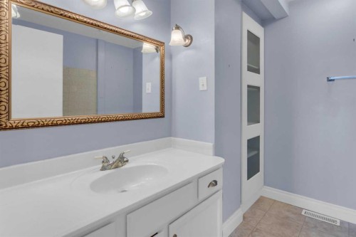 12 Vandoos Villas Nw, Calgary, AB - Indoor Photo Showing Bathroom