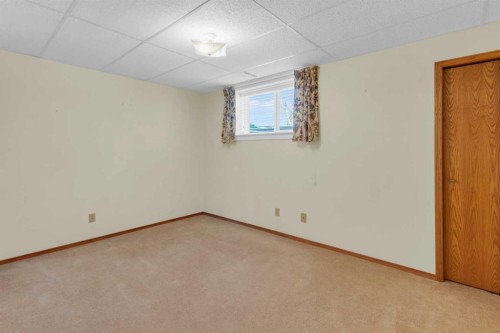 12 Vandoos Villas Nw, Calgary, AB - Indoor Photo Showing Other Room